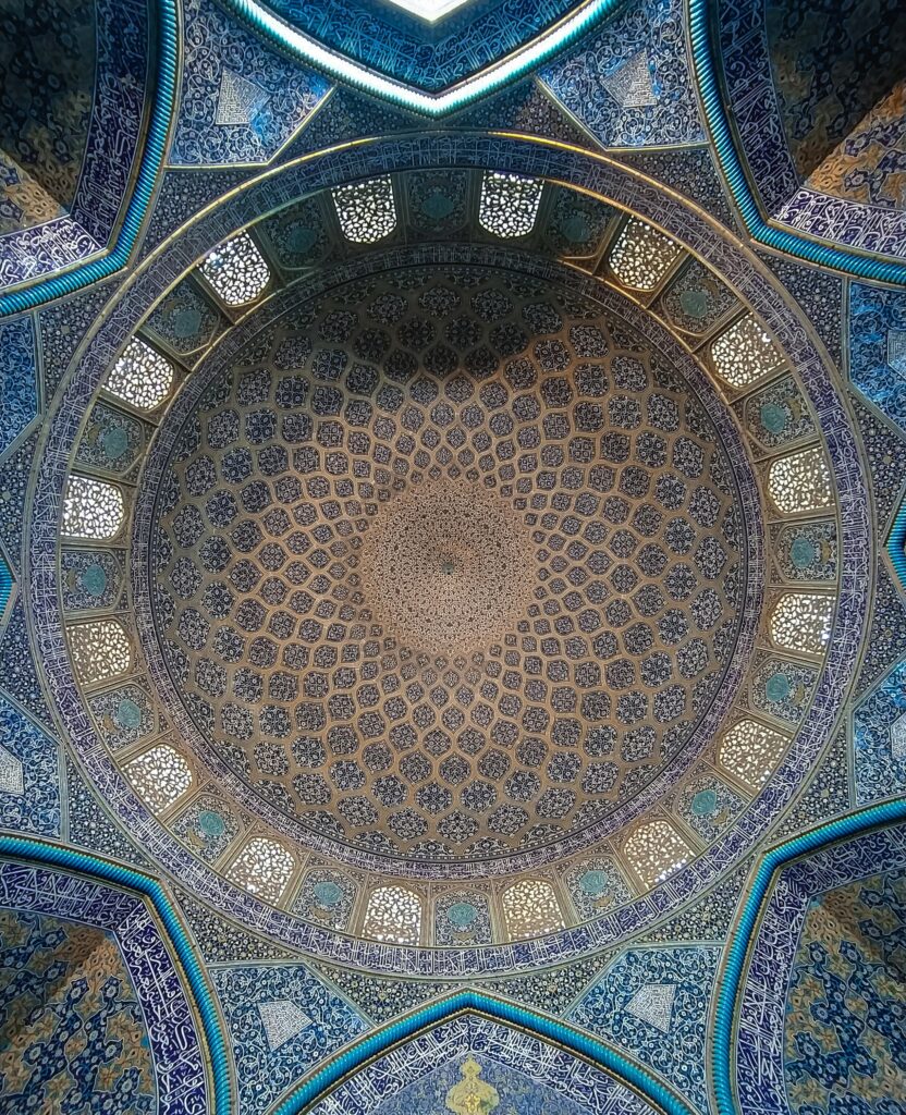 Symmetrische Decke der Lotfollah-Moschee in Isfahan